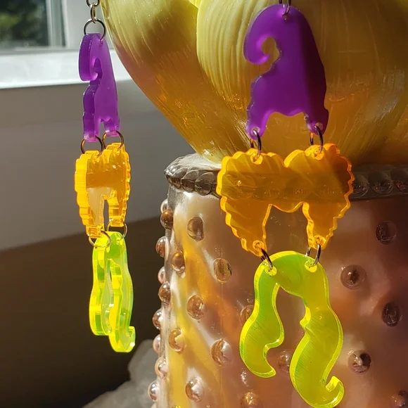 🪄 Hocus Pocus Sanderson Sisters acrylic hair-do earrings - Picture 2 of 8